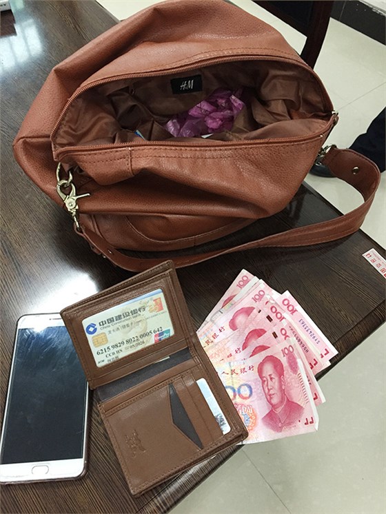 郴汽集團駕駛員何忠勝拾金不昧閃亮東江湖 郴汽集團駕駛員何忠勝拾金不昧閃亮東江湖