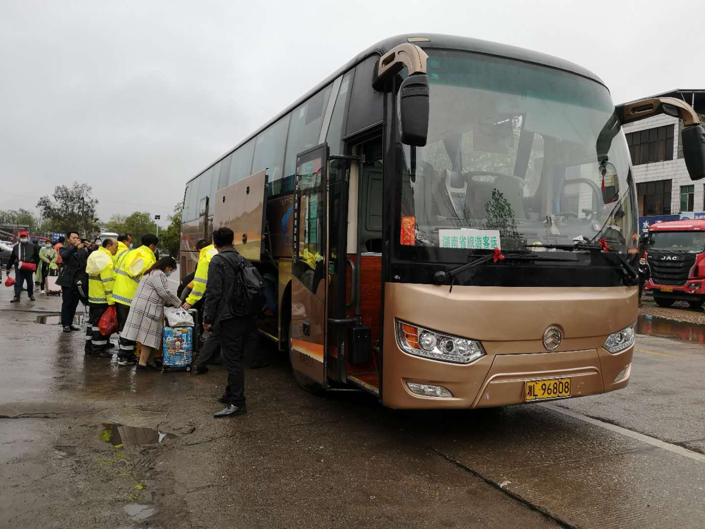 郴汽集團(tuán)緊急疏散轉(zhuǎn)運T179次列車旅客 郴汽集團(tuán)緊急疏散轉(zhuǎn)運T179次列車旅客