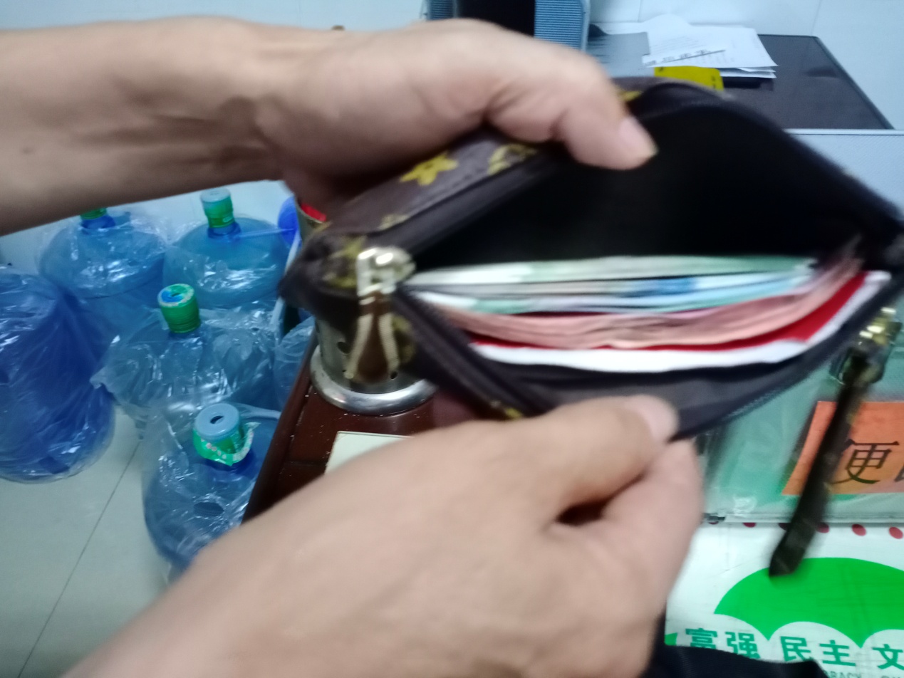 郴汽集團(tuán)萬(wàn)華汽車(chē)站陳金鳳拾金不昧